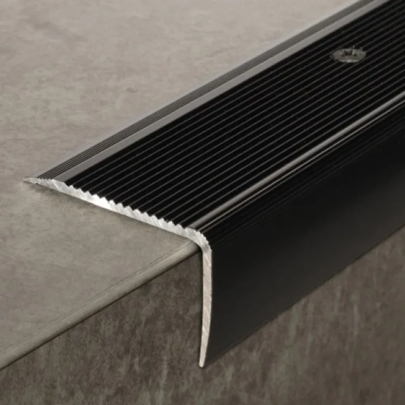Promotion Saisonnière Nez de marche à visser striés métalliques 44v 50x32mm longueur 3 m